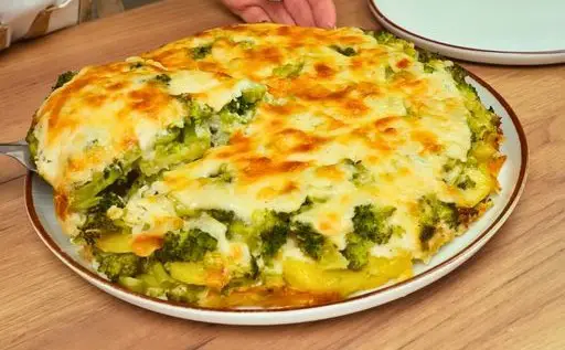 Cazuela de brócoli y patatas al horno con queso