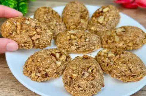 Delicioso pastel de avena con manzana y plátano