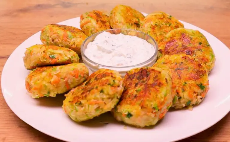 Panqueques de calabacín y verduras con salsa de yogur y eneldo