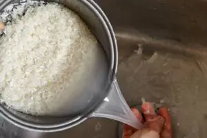 Comprenda por qué está mal lavar el arroz antes de cocinarlo 1