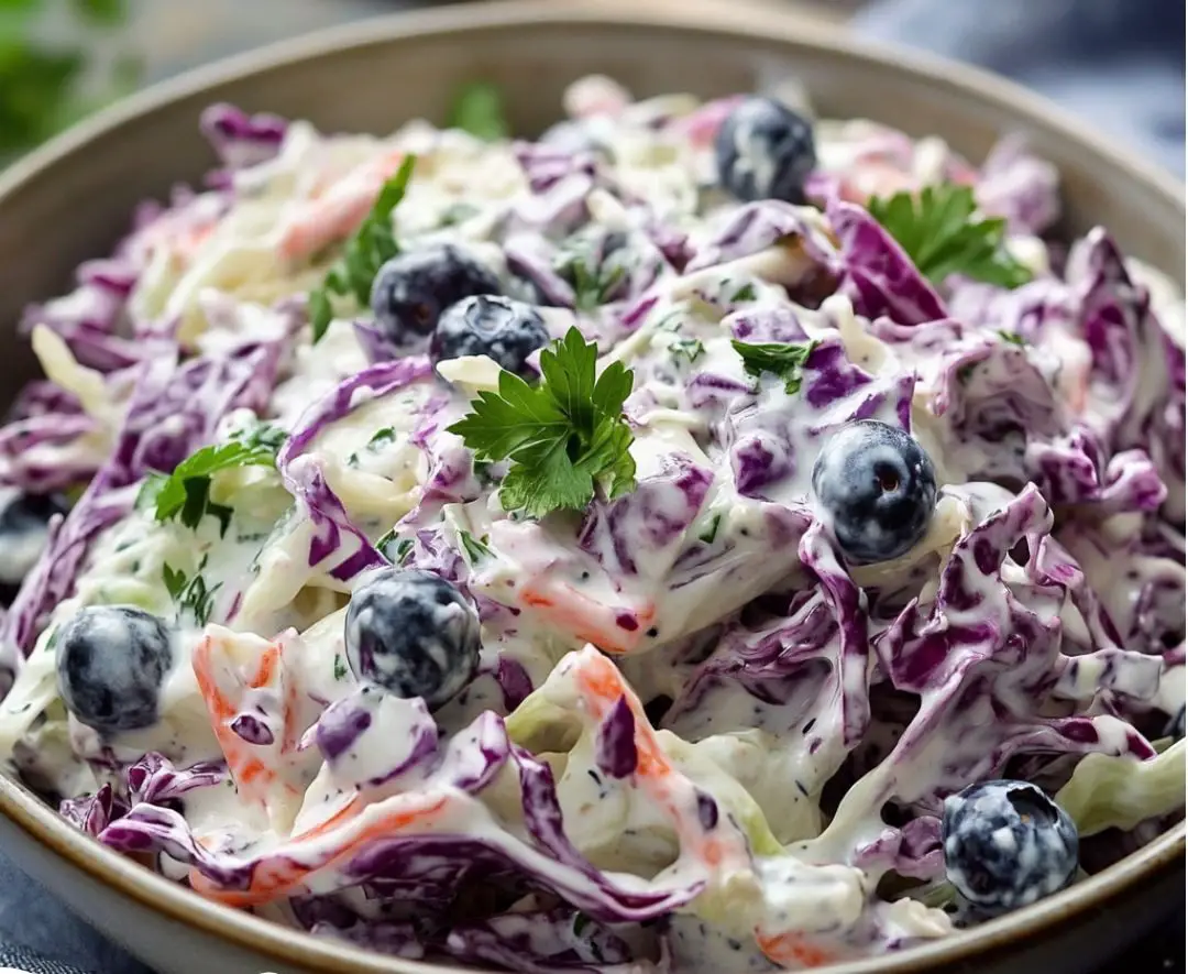 Ensalada de Repollo con Yogur Griego y Arándanos