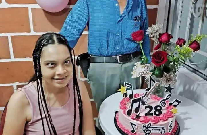 Una Celebración Llena de Amor: Geidy Cumple 28 Años con un Pastel Muy Especial 1