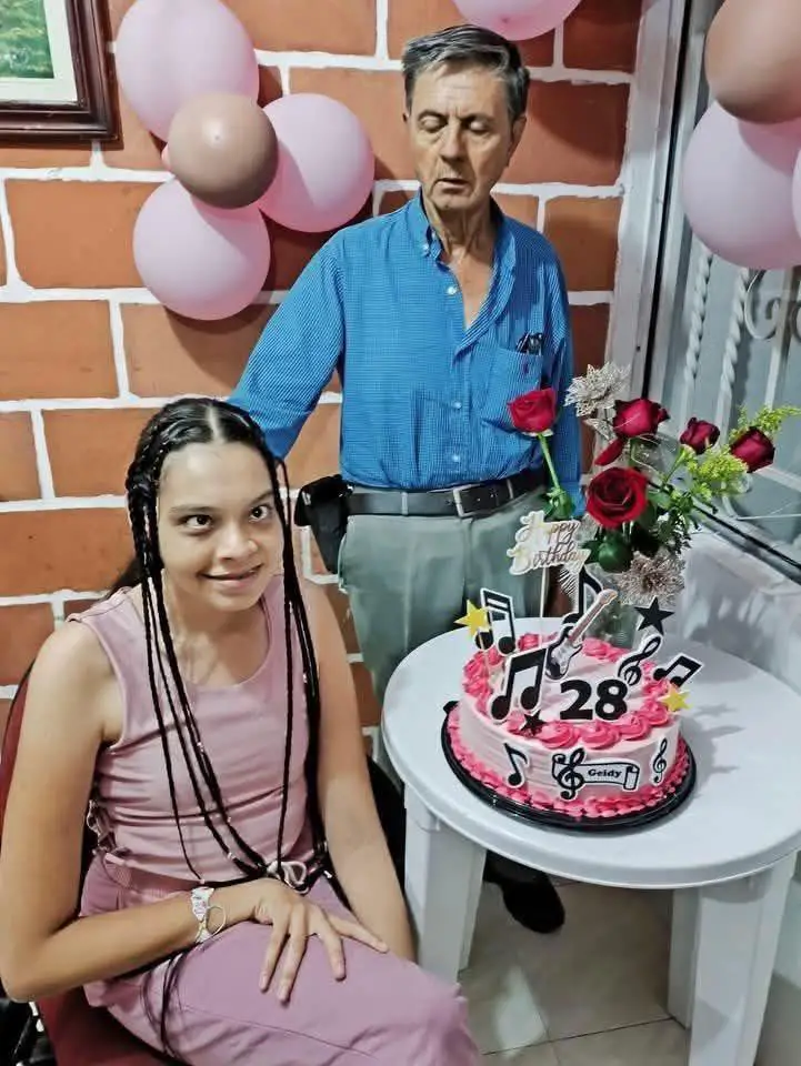 Una Celebración Llena de Amor: Geidy Cumple 28 Años con un Pastel Muy Especial