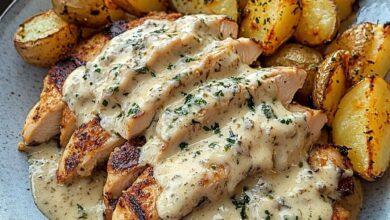 Pollo Alfredo con Doble Parmesano y Ajo, acompañado de Papas Crujientes y Pesto Cremoso de Champiñones con Trufa 11