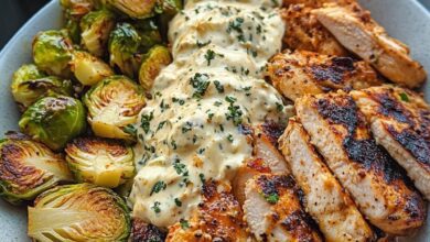 Bowl de Pollo Griego Picante Alfredo con Feta Batido con Miel Picante y Coles de Bruselas Crujientes 10