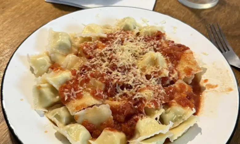 RAVIOLES CASEROS CON SALSA DE TOMATE Y QUESO 1
