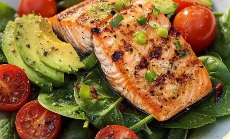 Ensalada de Salmón a la Parrilla con Aguacate 1