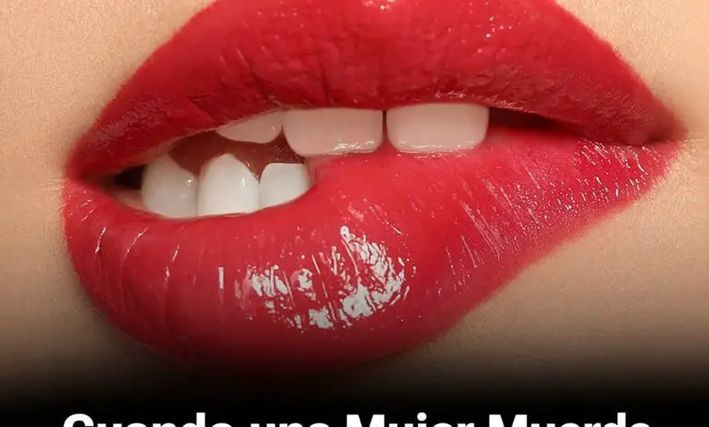 Cuando una mujer muerde su labio mientras te mira, significa que ella está… 1