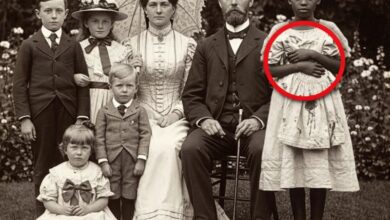 Nadie notó a la niña esclava en el retrato, hasta que un zoom reveló lo que cargaba. 9