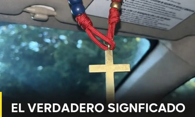 El verdadero significado de llevar un rosario en el auto 1