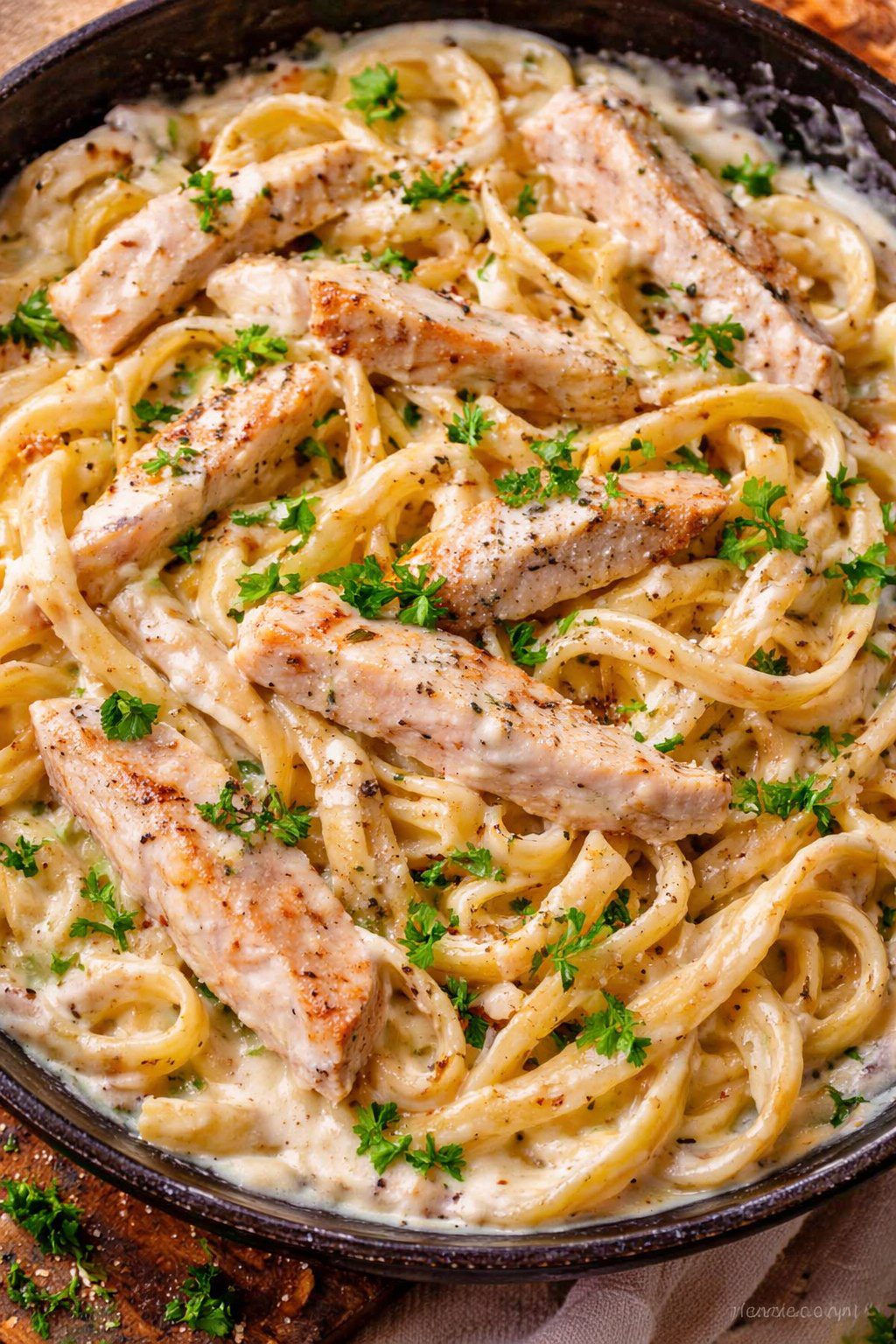 Tallarines con Pollo en Salsa Alfredo