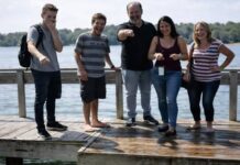 La empujaron al lago creyendo que no pasaría nada… pero nadie imaginó cómo reaccionaría ella después.