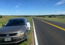 Tela blanca colgando de la ventanilla de un auto: qué significa esta señal informal en la ruta