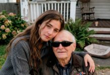 «Fingí ser la nieta de un anciano ciego… pero el día de su funeral descubrí que él conocía toda la verdad desde el principio»