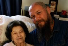 Mi madre de 81 años contrató a un motociclista tatuado como cuidador, y cuando descubrí por qué, mis rodillas cedieron