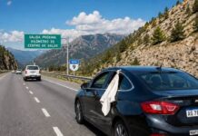 Tela blanca colgando de la ventanilla de un auto: qué significa esta señal informal en la ruta