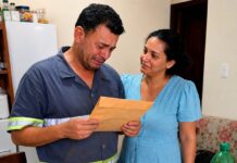 La esposa le daba solo 20 pesos y él la creía tacaña: el envelope oculto durante cinco años reveló la verdad