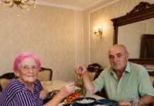 Durante 35 años creyó que su esposo la envenenaba cada noche: la verdad detrás del ritual del vaso