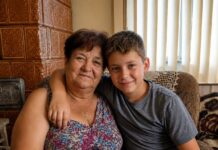 Un niño reveló en la escuela que su abuela le ataba las manos por las noches: la verdad conmovió a todos
