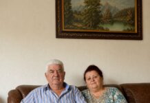 Durante 43 años creí que mi padre se quedaba con el sueldo de mi madre: la verdad estaba en una caja cerrada