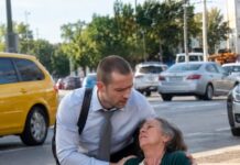 Lo despidieron por llegar tarde tras salvar a una desconocida, pero al día siguiente ella lo esperaba en su oficina