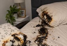 Bomberos advierten sobre el peligro de dormir con el celular cargando en la cama