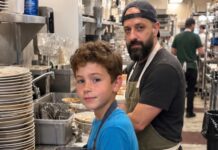 La verdad detrás del empleo secreto de un niño de 13 años que lavaba platos los sábados