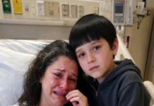 Lloraba a mi bebé tras el parto, hasta que mi hijo de 7 años me susurró: “Mamá, no se fue. Vi lo que hizo papá”