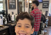 El barbero de mi hijo me pidió que revisara detrás de su oreja: veinte minutos después, la policía estaba en mi casa