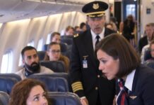 Preguntaron si había un piloto de combate a bordo: cuando ella entró a la cabina, el capitán quedó en shock