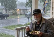 Le dio un lugar seco a un anciano sin hogar durante una tormenta: lo que encontró debajo del felpudo la hizo llorar
