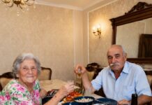 Durante 40 años su esposa lo obligó a beber cada noche: lo que reveló el laboratorio lo dejó sin palabras