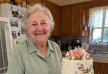 Mi cuñada se negó a pagarle el pastel de bodas a mi abuela, así que le preparé un regalo que nunca olvidará