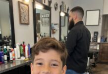 El barbero me susurró que revisara la nuca de mi hijo: veinte minutos después llegó la policía