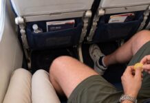 Un hombre invadió mi asiento durante cuatro horas de vuelo y se burló de mí por ser pequeña. Pero cuando regresó del baño y descubrió lo que había hecho, terminó suplicándome que lo perdonara.