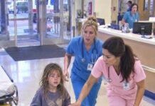 «Mi mamá lleva tres días dormida»: una niña de 6 años caminó kilómetros empujando una carretilla con sus hermanos recién nacidos. Pero lo que encontraron los rescatistas al llegar a su casa dejó a todos sin palabras.