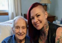 Mi padre de 82 años empezó a recibir visitas de una mujer enorme y tatuada, y lo que vi en las cámaras me hizo llorar
