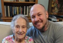 Mi madre de 81 años despidió a su cuidadora y contrató a un hombre que salió de prisión; cuando me mostró una foto de mi infancia, lo entendí todo