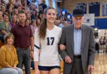Su padrastro se negó a acompañarla en la noche de homenaje, y su abuelo de 81 años cruzó la cancha con bastón
