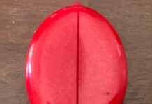 ¿Qué es este objeto rojo ovalado sin cierre ni botones? Es un monedero de goma de los de antes
