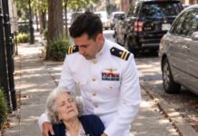 Me despidieron por detenerme a ayudar a una anciana en la carretera, pero cuando volví por mis cosas mi vida entera estaba a punto de cambiar