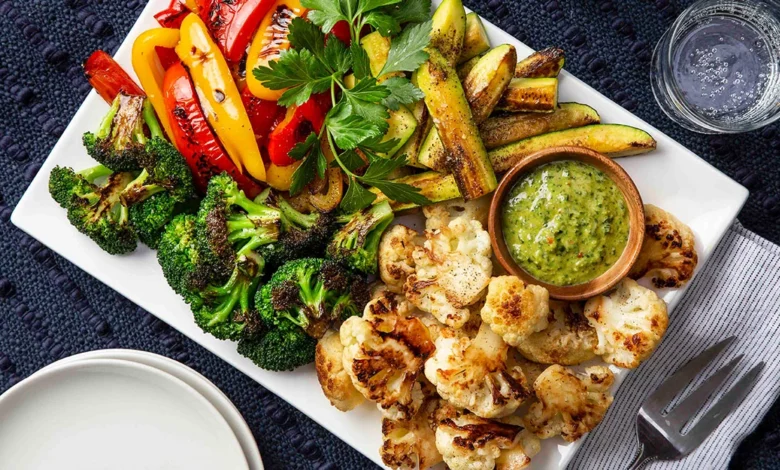 Tazones de Verduras Asadas con Salsa Cremosa de Aguacate 1