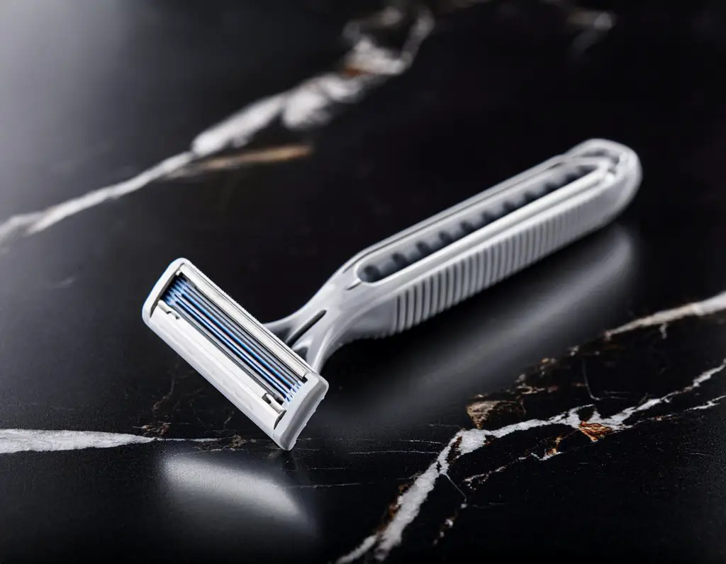 aylm-un-rasoio-usa-e-getta-in-plastica-su-un-tavolo-in-marmo-nero-69652-1024x796