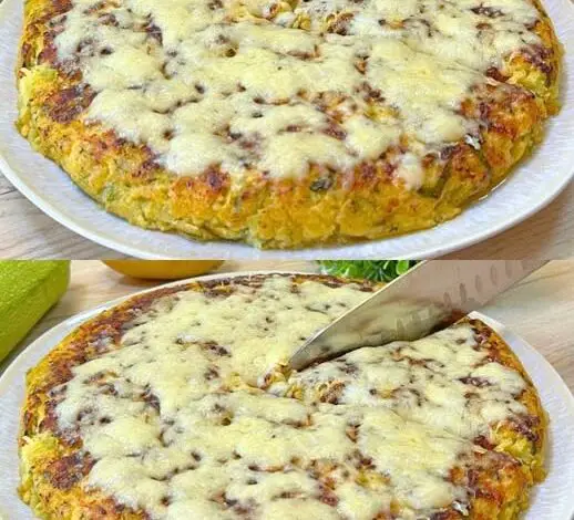 Ralla 3 patatas y 2 calabacines… ¡y prepárate para una delicia irresistible! 1
