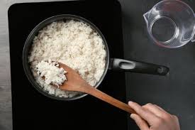 El arroz quedará suelto y nunca se pegará — solo una cucharada directo en la olla. 1
